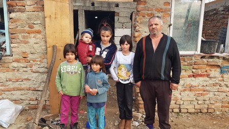 Februarie 2020: familia Mocanu, în fața casei pe care Aurelian încerca să o construiască