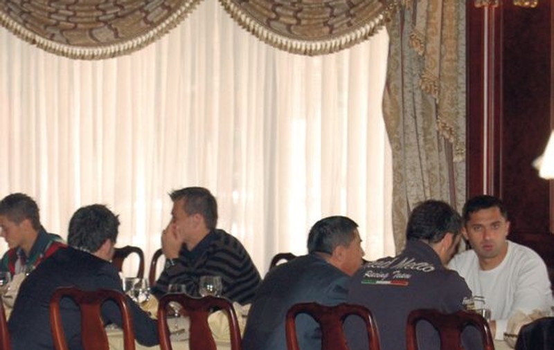 «Câinii» s-au împăcat la o masă în haită