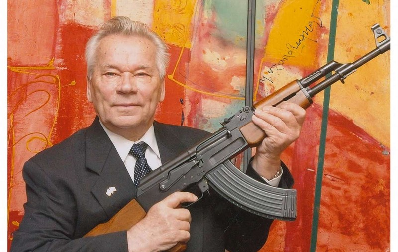 Rușii celebrează 100 de ani de la nașterea inventatorului puștii Kalașnikov