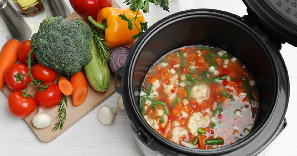 Mănânci sănătos, dar n-ai timp? Cinci idei de mese One-Pot care se gătesc singure - Imagine cu o oalămulticooker în care se află legume in apă, alături de alte legume