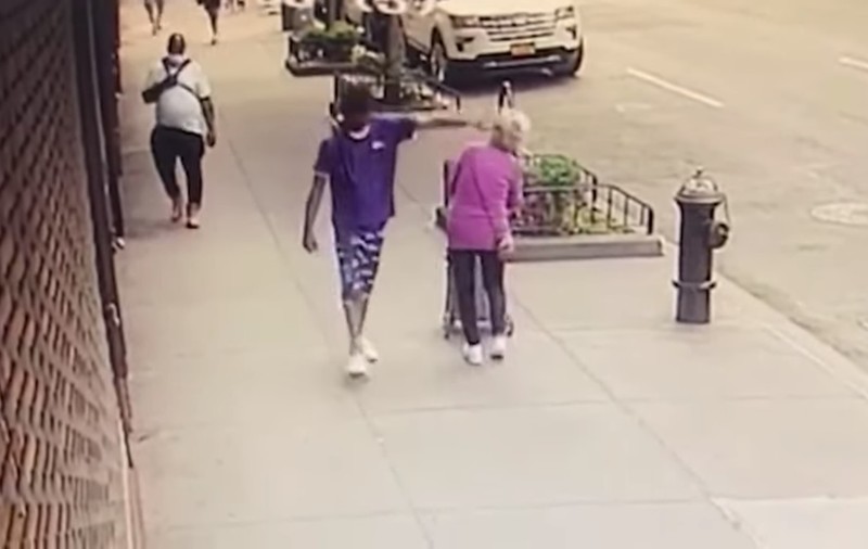 Momentul șocant în care un bărbat împinge o bătrână de 92 de ani. Agresorul a fost arestat de peste 100 de ori