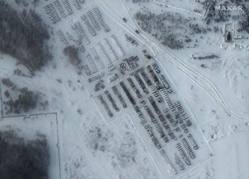 O imagine prin satelit pusă la dispoziție de Maxar Technologies arată tancuri și echipamente de sprijin rusești în Yelnya, Rusia, 19 ianuarie 2022 | Foto: EPA