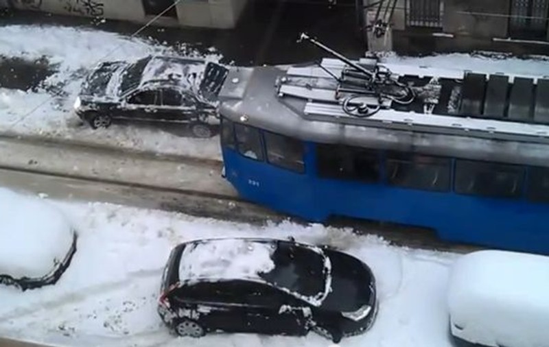 Capitala Croaţiei, paralizată din cauza ninsorii! Strat de zăpadă RECORD în ultimii 84 de ani | VIDEO