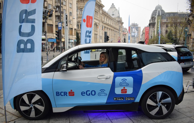 FOTO | Maşina electrică închiriată cu ajutorul unei aplicaţii şi deschisă cu un card bancar. Primul serviciu de car sharing 100% electric făcut de o bancă