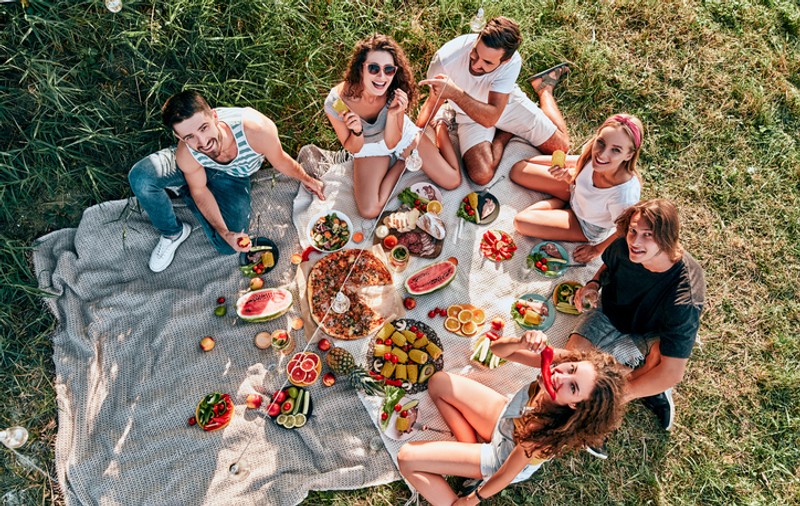 Picnic la iarbă verde? Nu trebuie să-ți lipsească gustările reci