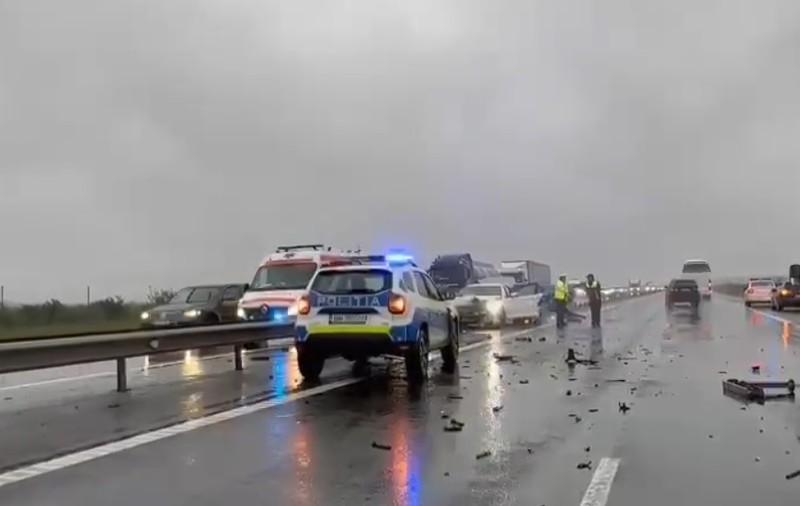Un şofer a murit, după ce a intrat cu maşina în parapetul metalic dintre sensurile de mers ale autostrăzii A1 | VIDEO
