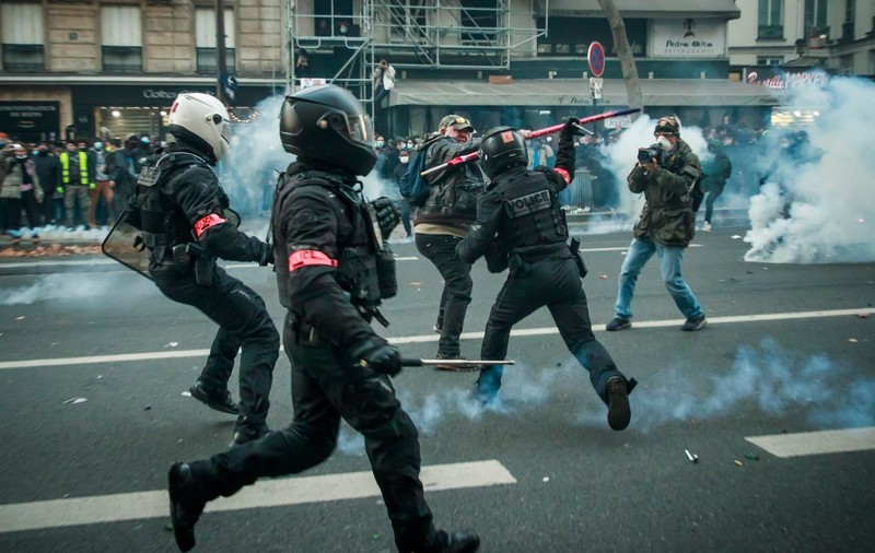VIDEO | Ciocniri violente la Paris, între forțele de ordine și oamenii care protestează față de brutalitatea poliției