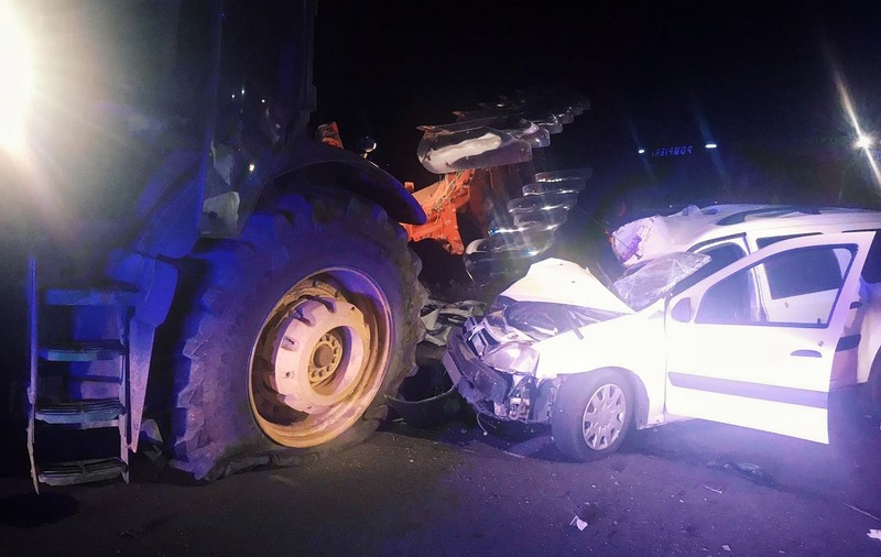 O femeie murit și un bărbat a fost rănit, după ce mașina în care se aflau a lovit un utilaj agricol pe un drum din Giurgiu