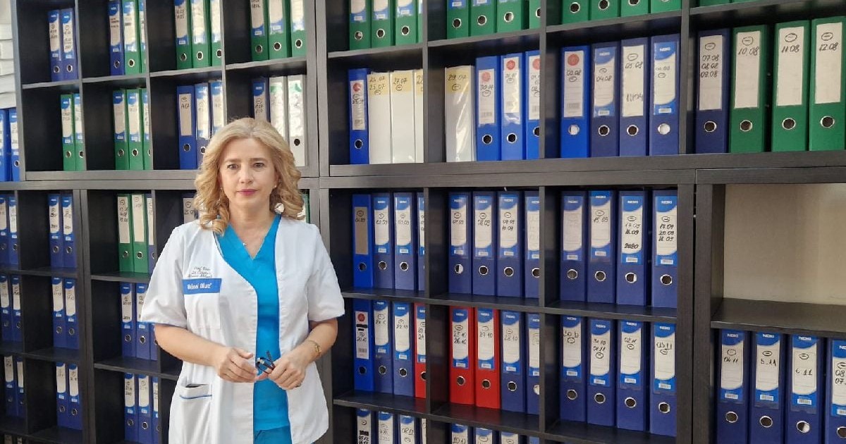 Un medic in halat alb stand in fata unei arhive la spital. Dr. Monica Cirstoiu despre panourile anticezariana