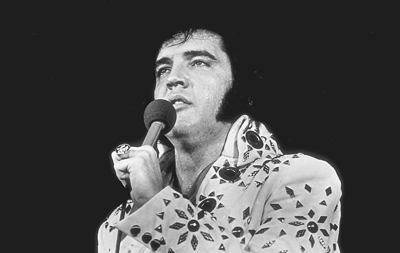 Unul dintre costumele de scenă purtate de Elvis Presley s-a vândut la o licitație cu o sumă record