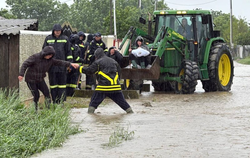 Intervenție contra cronometru în Botoșani: 13 persoane au fost evacuate după ce gospodăriile lor au fost inundate în Flămânzi