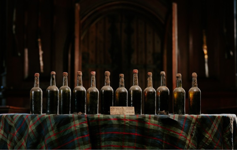 „Cel mai vechi whisky din lume”, scos la licitație. Cât costă sticlele vechi de aproape două secole descoperite în pivnița unui castel scoțian