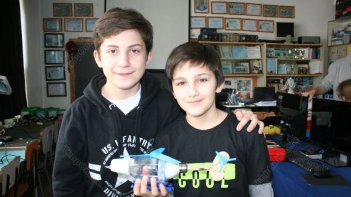 Doi elevi din Bistriţa au construit un elicopter din materiale reciclabile