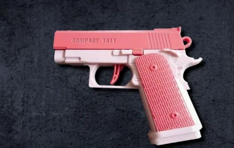 Ce amendă a primit o femeie care a cumpărat online un pistol cu apă, în Elveția: „Unde este bunul-simț?”