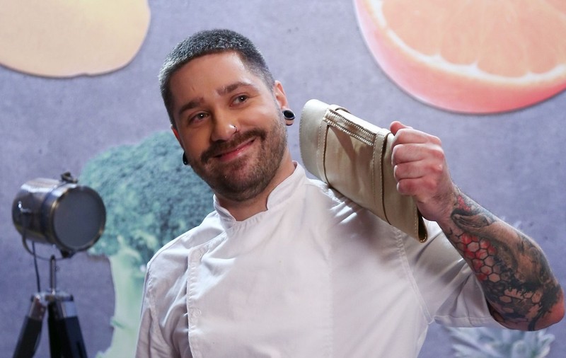 Cine e Alexandru Săbădeanu, care a primit cuțitul de aur la „Chefi la cuțite” de la Orlando Zaharia.  „Am început să gătesc în timpul facultății”