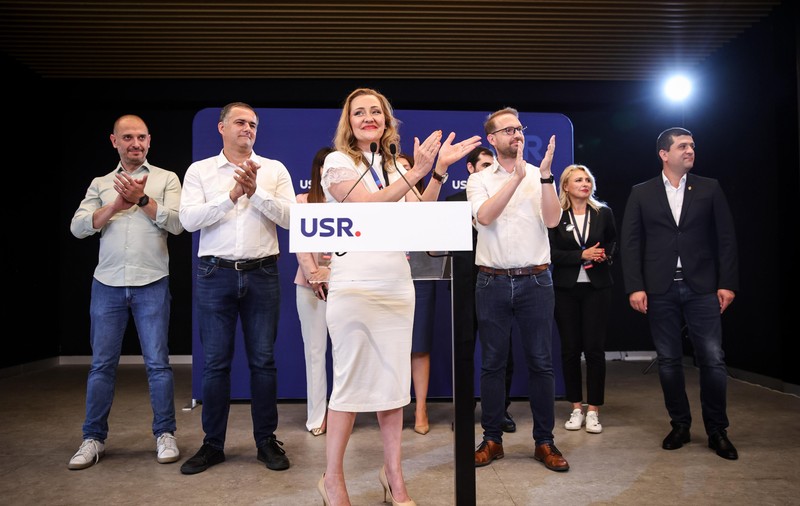 PSD o acuză pe Elena Lasconi că și-a angajat soțul la partid pe bani publici. Replica USR