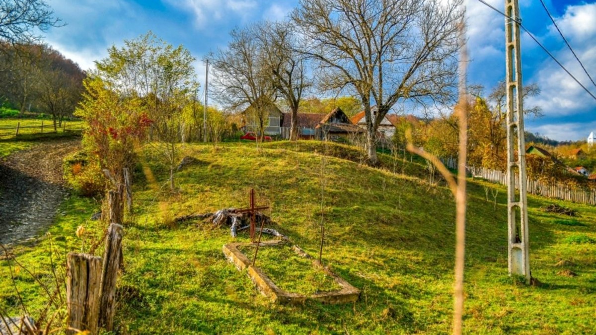Comuna fără cimitir. Morții sunt îngropați direct în gospodărie. Obiceiul rar care s-a păstrat în județul Alba