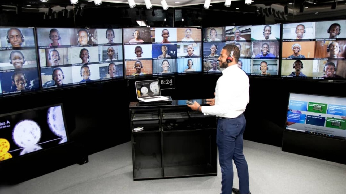 Un activist nigerian a reușit să creeze o clasă virtuală high-tech de care beneficiază deja 1.000 de elevi (Foto: Slum2School)