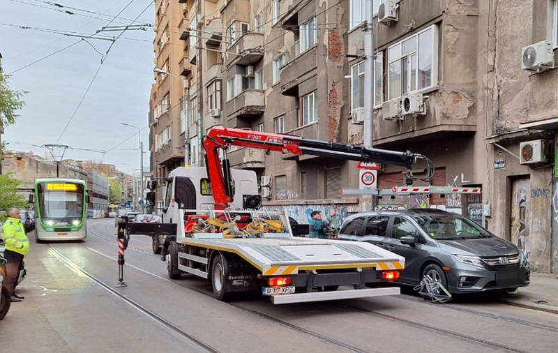 Un șofer ucrainean care și-a parcat mașina pe linia de tramvai pe Calea Moșilor din București și a blocat circulația s-a ales cu dosar penal