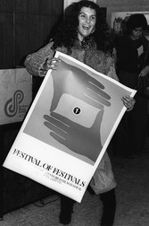 Unul dintre directorii festivalului, cu afișul primei ediții a TIFF, din 1976