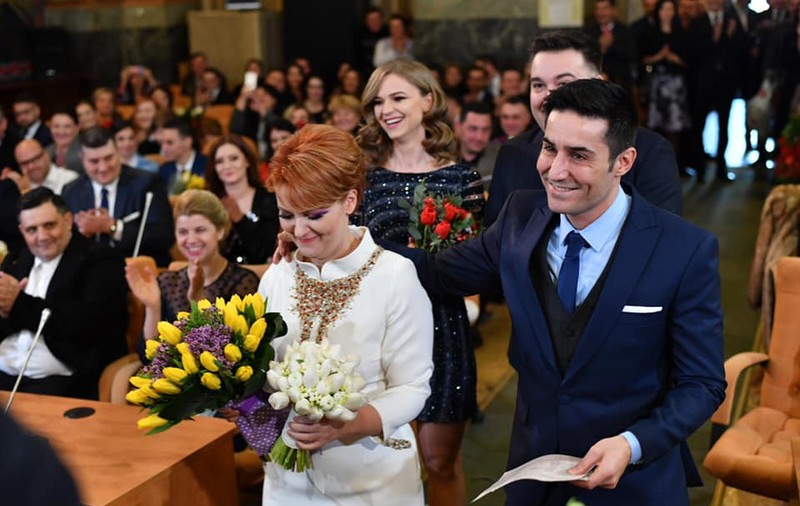 VIDEO/Primele imagini de la cununia civilă. Lia Olguța Vasilescu, îmbrăcată în alb și vizibil emoționată!