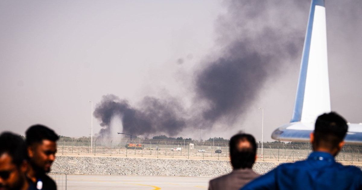 Accident aviatic Dubai Airshow 2025 Norul de fum și spectatorii de la marginea aeroportului după prăbușirea unui avion Tejas MK 1 în timpul unei demonstrații aeriene la Dubai Airshow 2025, 21 noiembrie 2025