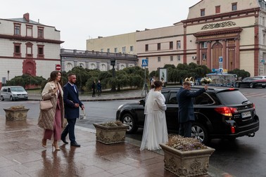 Mirii din Odesa se fotografiază tradițional în fața operei, iar petrecerea se încheie la 10 seara, din cauza legii marțiale