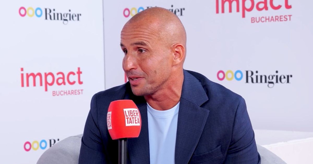 Înotătorul Paul Georgescu la Impact Bucharest 2025, cu microfonul Libertatea in mana