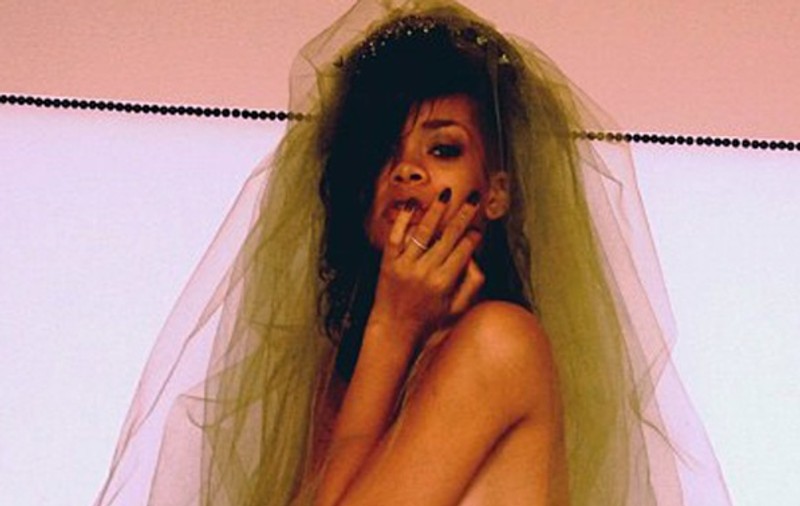 Rihanna, goală în pat în... "dimineaţa de după..."