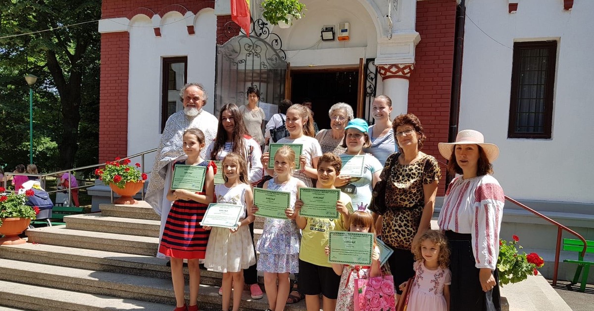 Arhitecta Elena Iliescu și copiii pe care îi învață să picteze icoane, la Biserica Bazilescu din București