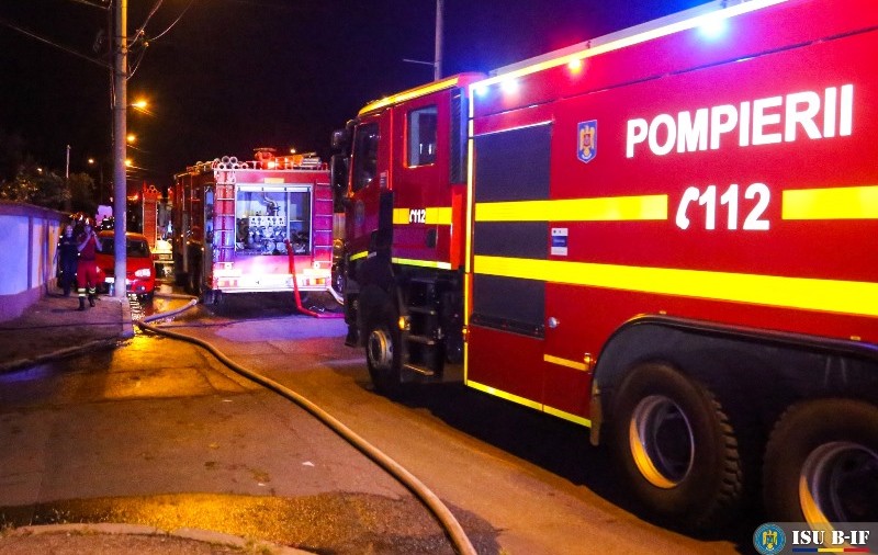 Incendiu în București la subsolul unei clădiri în care sunt depozitate materiale inflamabile
