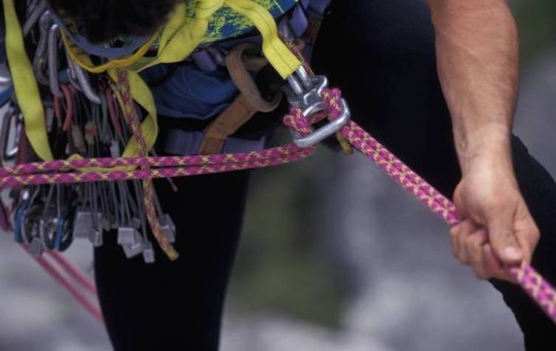 Un alpinist a căzut în gol de pe o stâncă. Ce a pățit bărbatul