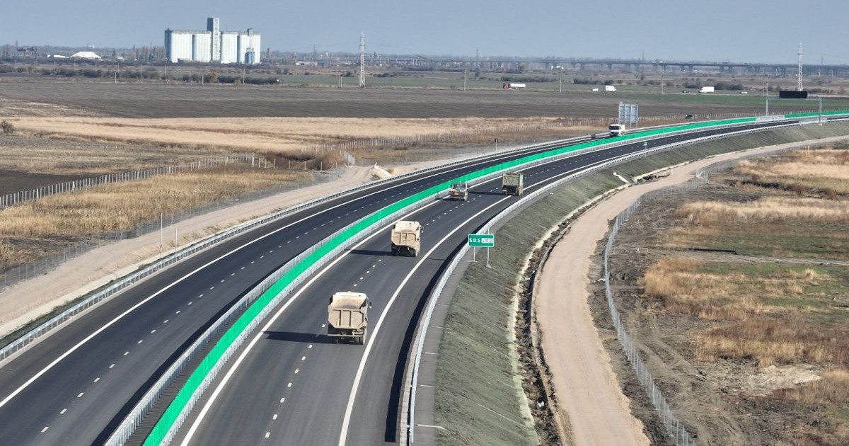 Mai multe basculante circulă pe lotul 3 al Autostrăzii Moldovei (A7) – Pietroasele–Buzău, parte a tronsonului Ploiești–Buzău, noiembrie 2025