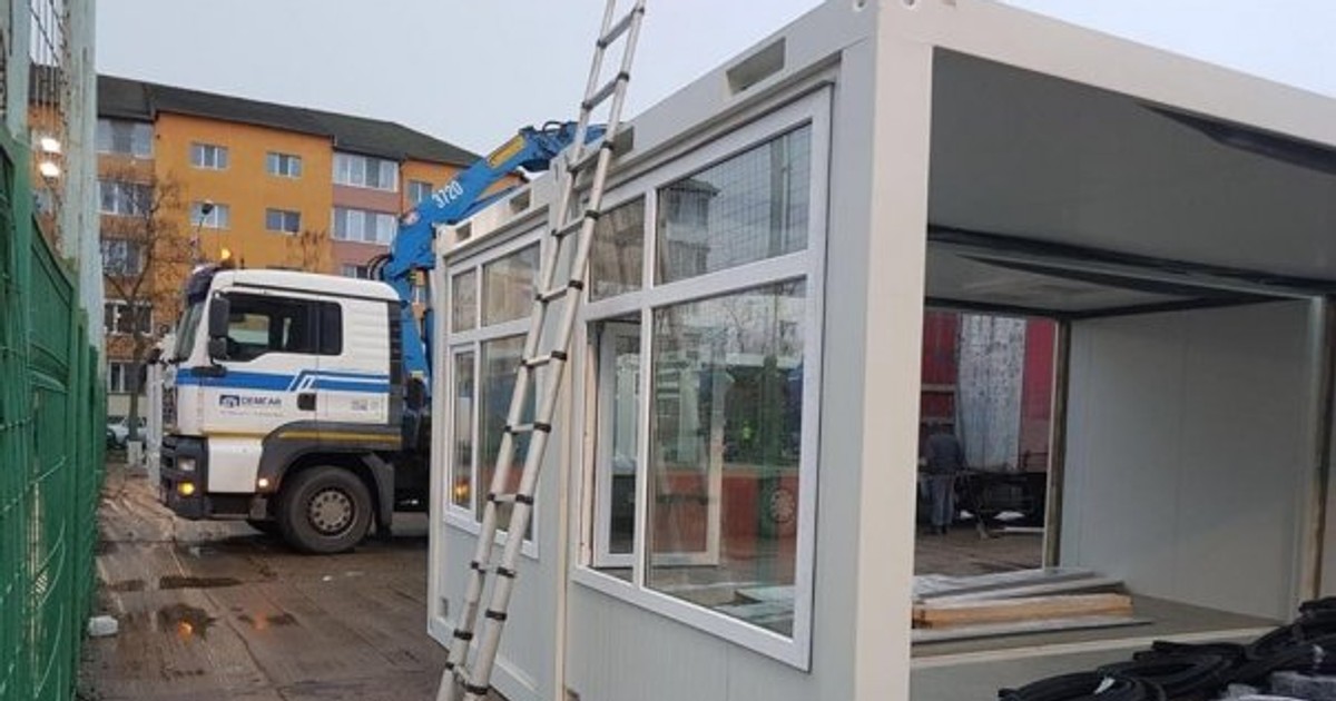 Elevii unei școli din Timișoara învață în containere metalice, dotate cu bănci, catedră și tablă. Soluția Primăriei pentru supra-aglomerarea școlilor
