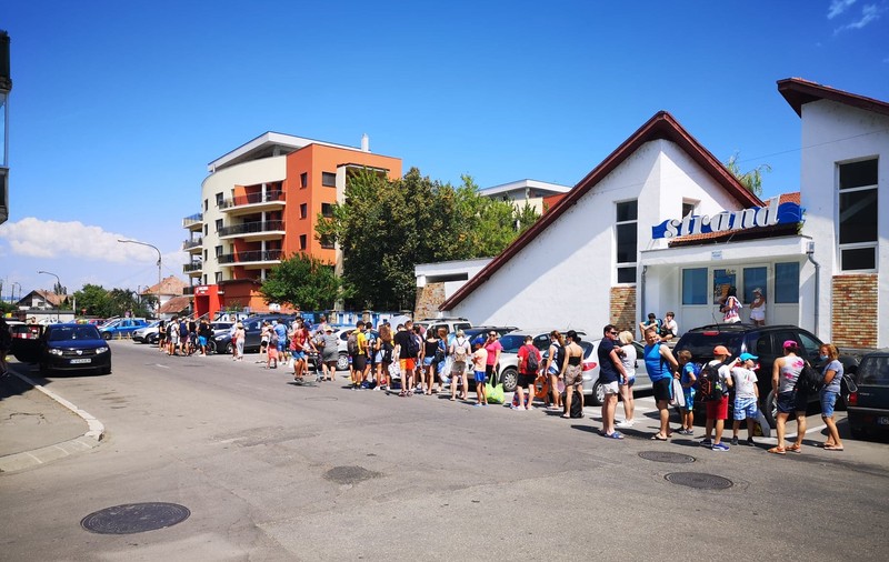 Îmbulzeală la intrarea în ştrandul municipal din Sfântu Gheorghe. Oamenii ignoră regulile de distanțare socială