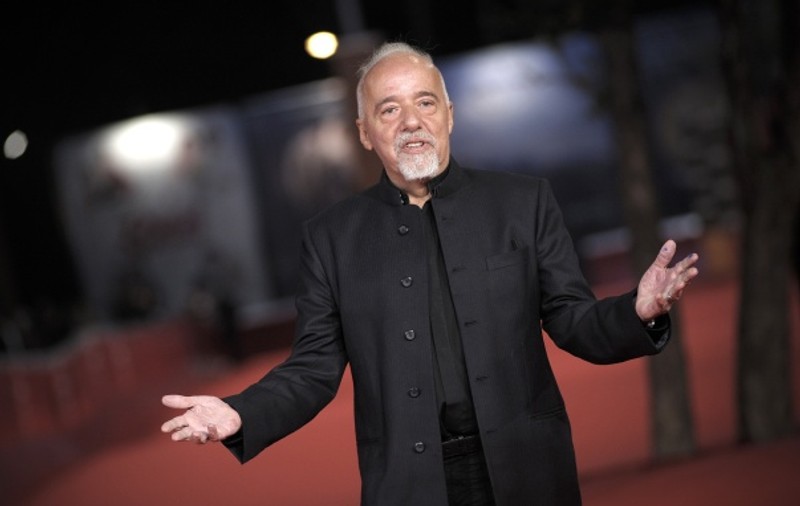 Gigi Becali, Adi Mutu, fiţi pe fază! Un nou roman de Paulo Coelho se va lansa în România