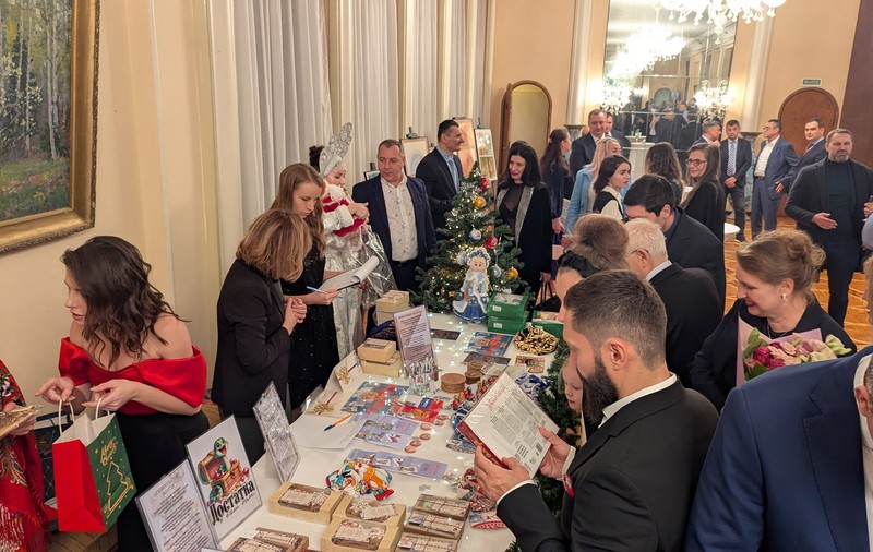 Eveniment caritabil la Ambasada Rusiei pentru copii bolnavi. Printre invitați s-a regăsit și pictorița româncă Anca Apostol