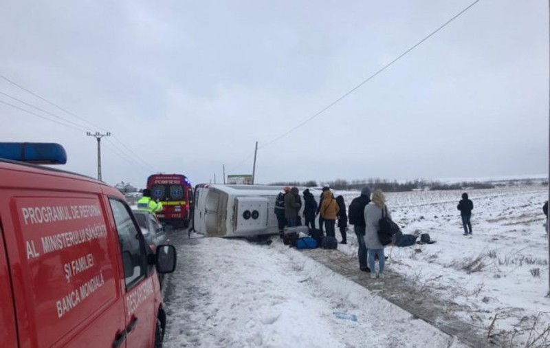 21 de oameni implicați într-un accident în Prahova. Un microbuz plin cu oameni a lovit din spate o camionetă
