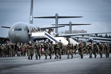 Soldații germani, mobilizați la baza Wunstorf, la preluarea persoanelor evacuate din Afganistan. Potrivit Ministerului Apărării, 5.347 de persoane au fost extrase din Kabul, între care 500 de germani și peste 4.000 de afgani. Foto: EPA