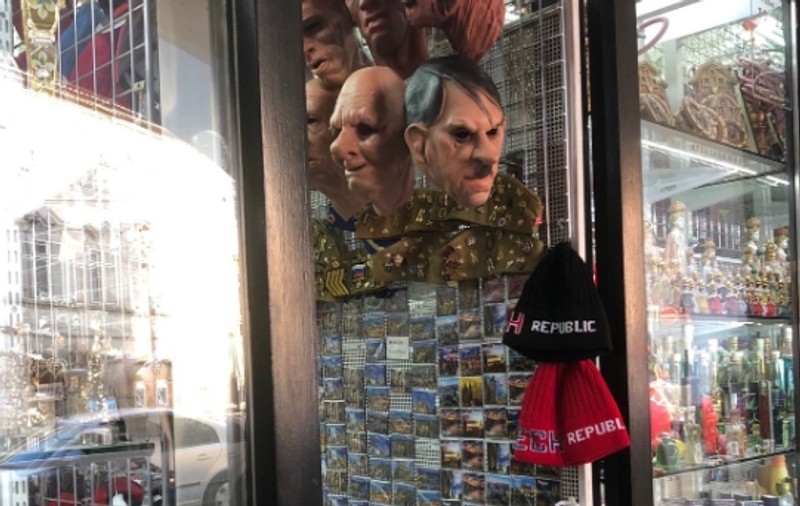 Poliția cehă a deschis o anchetă după ce un magazin din Praga a vândut măști cu Hitler de Halloween! „De ce e această mizerie la vânzare?”