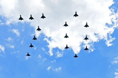Avioanele militare au format deasupra Palatului Buckingham cifra 70, un omagiu adus Reginei Elisabeta a II-a și anilor ei de domnie | Foto: Hepta
