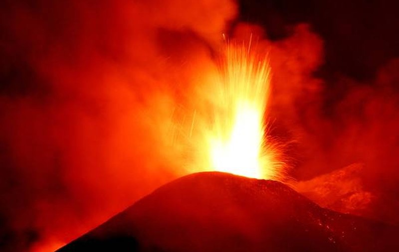 LAVA UNUI VULCAN în ERUPȚIE din HAWAII amenință o LOCALITATE!