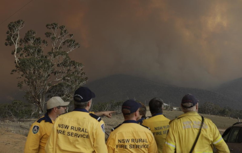 Imagini dramatice din Australia: Pompierii fug din calea unui incendiu care îi înconjoară în 4 minute
