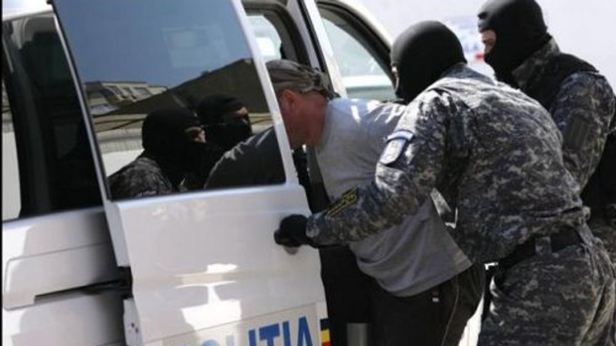 Un tânăr înșelat de iubită a declanșat un război de stradă între două clanuri