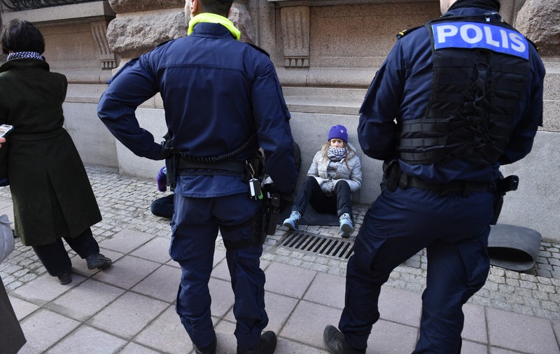 Greta Thunberg, „săltată” și târâtă 20 de metri de polițiști, după ce a blocat intrarea în Parlamentul Suediei | VIDEO