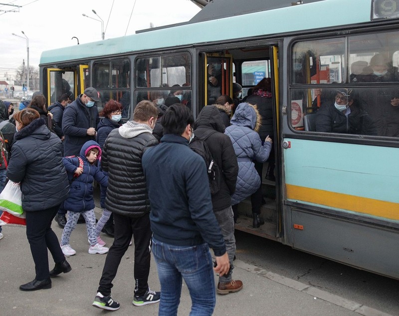Imagini din Bucureștiul fără metrou. Mii de oameni s-au înghesuit în tramvaie, autobuze și troleibuze, traficul a fost infernal în Capitală