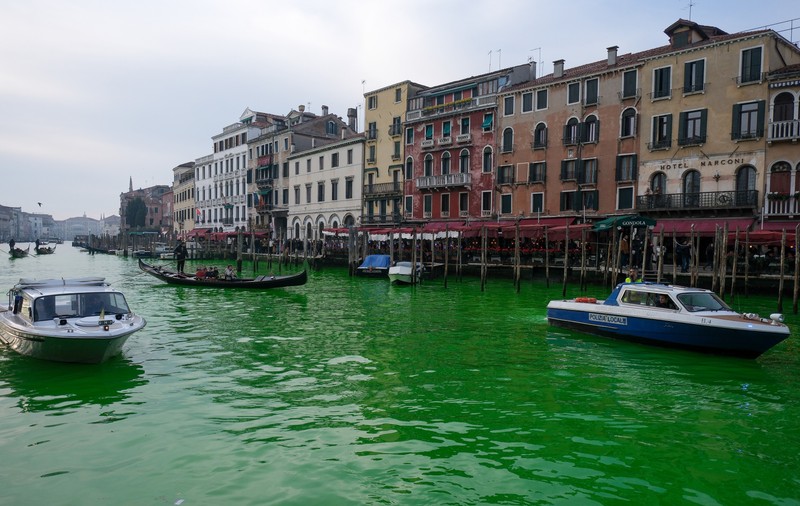 Verde de Veneția. Apa din Marele Canal al celebrului oraș a fost „eco-vandalizată" de activiștii de mediu | FOTO