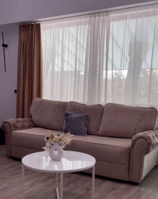 Imagini din casa pe care Liviu Vârciu o are în Poiana Brașov. A apelat la un designer de interior pentru amenajarea penthouse-ului
