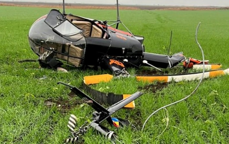 Elicopter în care se aflau un instructor şi elevul său, răsturnat după ce a aterizat forțat, lângă Timișoara