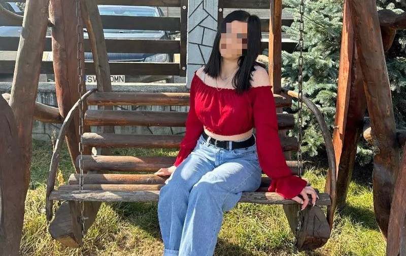 Povestea Ioanei, fata de 18 ani care a fost găsită moartă în casă, la Broșteni. Era într-o relație abuzivă cu șeful Poliției din oraș